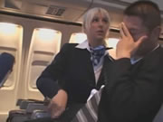 鬼妹空中乘務員在飛機上幫乘客貼心打飛機