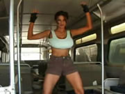 蘿拉 在大巴車上邊脫衣露出對巨乳邊跳騷舞